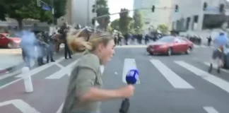 VIDEO/ Po mbulonte protestat në Los Angelos, reporterja goditet me plumb gome nga policia