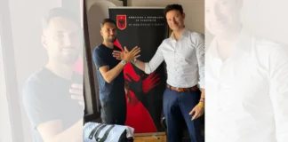 Ambasadori i Shqipërisë në Shkup pret yllin e Kombëtares: I lindur në Maqedoni e Veriut dhe fanellën kuq e zi në zemër