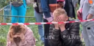 VIDEO/ E trishtë! Babai bie në gjunjë pasi trupi i djalit të tij nxirret nga rrënojat e sulmit rus në Kiev