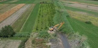 Video/Elbasan – Bashkia vijon investimet në infrastrukturën bujqësore, përfundon pastrimi i kolektorit në fshatin Vidhas