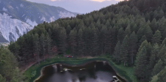 Rama ndan pamje nga Liqeni i Zi në Radomirë: Freskia malore sfidon vapën e korrikut