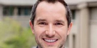 Pesë të dyshuar për vrasjen e profesorit të Universitetit të Kalifornisë në Greqi, mes tyre dy shqiptarë! Akuzohet edhe ish-gruaja