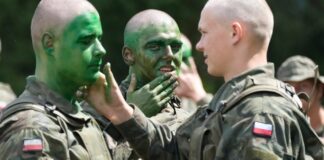 Pushime me ushtrinë, 10 mijë të rinj polakë zgjedhin armët dhe uniformën përpara plazhit dhe festave