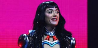 Incidenti në koncertin e Katy Perry/ Fansja humbi ndjenjat në skenë, këngëtarja i vjen në ndihmë