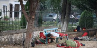 FOTOLAJM/ Zjarrfikësit heronj të rraskapitur, shtrihen në tokë pas natës së tmerrshme në Delvinë