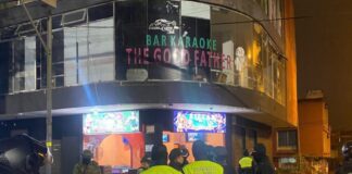 Pamje të rënda! Masakër me shtatë të vdekur në Ekuador, momenti kur dy persona të maskuar vrasin rojet dhe futen brenda në lokal