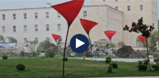 VIDEO/ “Çmendet” moti! Stuhi e fortë shiu në kryeqytet, era merr para karrige e tavolina