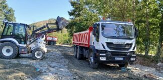 (FOTO GALERI) ASHP në terren për mirëmbajtjen e rrugëve dhe pastrimin e kanaleve në zonat rurale të Elbasanit