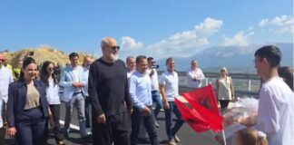 Hapet aksi Qukës-Qafë Plloçë/ Rama pritet me daulle dhe flamuj kuq e zi nga banorët e zonës