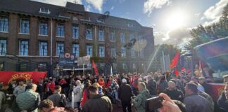 Foto/ Gjykata speciale në Hagë “pushtohet” nga shqiptarët në mbështetje të ish-udhëheqësve të UÇK