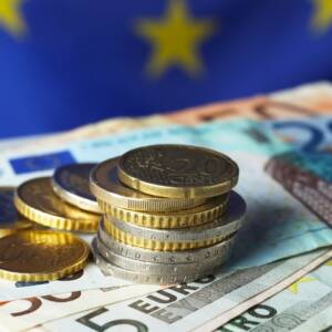 Euro shkon 96 lekë, niveli më i ulët historik në këmbim / Ekspertët: Oferta monetare në treg e lartë, turizmi ndikues kryesor