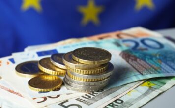 Euro shkon 96 lekë, niveli më i ulët historik në këmbim / Ekspertët: Oferta monetare në treg e lartë, turizmi ndikues kryesor