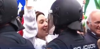 Ndërveprimi i një protestueseje të re me oficerin e policisë në marshimin pro-palestinez në Spanjë bëhet viral