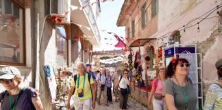 Kalaja dhe rrugicat historike të Elbasanit tërheqin turistë nga gjithë Europa