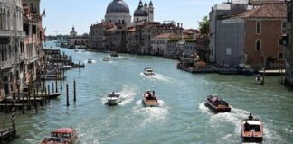 “Gjobë dhe…”/Vendosën të notonin në kanalin e Venedikut në Venencia, autoritetet marrin masa për çiftin