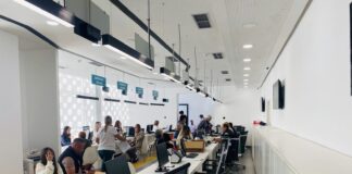 Fluks qytetarësh në E-Shërbime. 150-170 aplikime çdo ditë, 300 000-340 000 lekë tëkursyera çdo ditë.