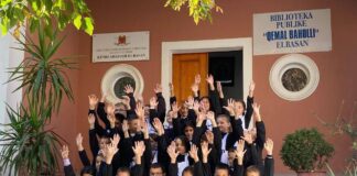 Nxënësit e “Jorgji Dilo” zbulojnë magjinë e librit në Bibliotekën “Qemal Baholli”