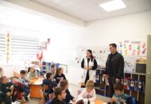 Bashkia e Elbasanit dhuron 108 botime për bibliotekat shkollore. Llatja/ “Pasuria e dijes nis nga libri”