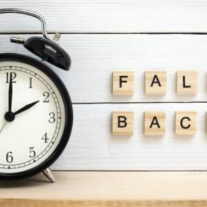 Nga e diela e 26 tetorit ndërron ora, akrepat shkojnë 60 minuta pas