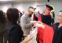 25 infermierë të rinj diplomohen me sukses – tradita e ekselencës vazhdon! Betimi i Infermierëve u lexua nga studentja më e mirë, Irina Salla.