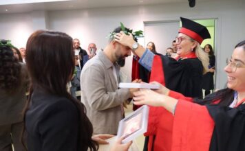 25 infermierë të rinj diplomohen me sukses – tradita e ekselencës vazhdon! Betimi i Infermierëve u lexua nga studentja më e mirë, Irina Salla.