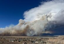 Një zjarr dhe stuhi të forta kërcënojnë Kaliforninë, 1400 të evakuar