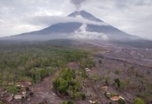 Mbetën në mal pas shpërthimit të vullkanit Semeru, qeveria indoneziane evakuon me sukses 170 alpinistët e bllokuar