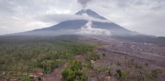 Mbetën në mal pas shpërthimit të vullkanit Semeru, qeveria indoneziane evakuon me sukses 170 alpinistët e bllokuar