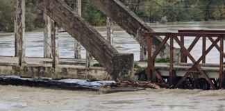 Prurjet e Vjosës shkaktojnë dëme edhe në Fier, përmbyten 21 banesa, banorët refuzojnë evakuimin