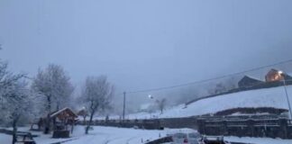 Peizazh i bukur dimëror, reshjet e dëborës “pushtojnë” pikën turistike të Lëpushës