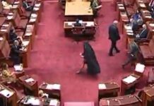Senatorja e ekstremit të djathtë në Australi shfaqet në parlament e veshur me burka, shkakton zemërim dhe akuza për racizëm