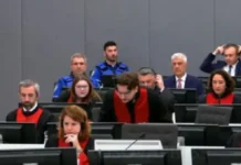 Hashim Thaçi uron Shqipërinë nga gjykata e Hagës, ish-presidenti: Sot nuk duhej të kishte seancë për mua, është festa e gjithë kombit shqiptar