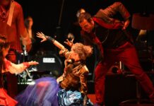 “‘Shumë pak vrasës’: Komedia që ndërton të vërtetën përmes humorit”