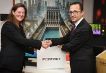 Ambasada Amerikane në Tiranë: SHBA dhuroi pajisje sigurie për të forcuar rrjetet kibernetike shqiptare