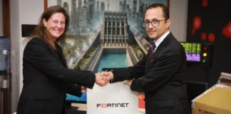 Ambasada Amerikane në Tiranë: SHBA dhuroi pajisje sigurie për të forcuar rrjetet kibernetike shqiptare