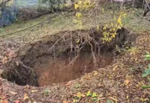 Gropë karstike 10 metra e thellë pranë banesave në Belsh, banorët në panik: Po na afrohet çdo ditë