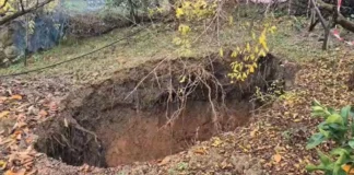 Gropë karstike 10 metra e thellë pranë banesave në Belsh, banorët në panik: Po na afrohet çdo ditë