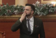 Video/ U betua Avokat i Popullit mes kaosit në Kuvend, Endrit Shabani dërgon puthje me dy gishta lart opozitës