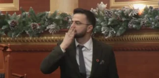 Video/ U betua Avokat i Popullit mes kaosit në Kuvend, Endrit Shabani dërgon puthje me dy gishta lart opozitës