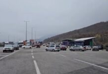 Fluks i lartë automjetesh edhe në kufirin Shqipëri-Kosovë, radhë të gjata dhe vonesa në pikën e kalimit kufitar