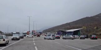 Fluks i lartë automjetesh edhe në kufirin Shqipëri-Kosovë, radhë të gjata dhe vonesa në pikën e kalimit kufitar
