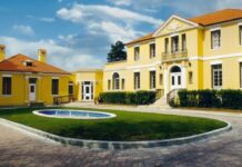 Ambasada Amerikane paralajmëron: Mashtrimi për martesë në SHBA mund të sjellë dënime të rënda dhe pasoja serioze