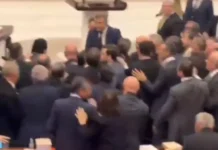 Kaos në parlamentin turk/ Deputetët e Erdogan dhe të opozitës përfshihen në një sherr me grushte