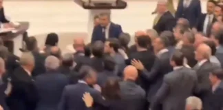 Kaos në parlamentin turk/ Deputetët e Erdogan dhe të opozitës përfshihen në një sherr me grushte