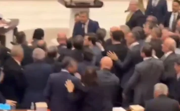 Kaos në parlamentin turk/ Deputetët e Erdogan dhe të opozitës përfshihen në një sherr me grushte