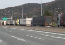 Fermerët grekë vijojnë protestat edhe gjatë Krishtlindjeve, bllokadë treorëshe sot për kamionët që lëvizin në kufirin greko-shqiptar në Kakavijë
