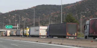 Fermerët grekë vijojnë protestat edhe gjatë Krishtlindjeve, bllokadë treorëshe sot për kamionët që lëvizin në kufirin greko-shqiptar në Kakavijë