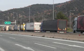 Fermerët grekë vijojnë protestat edhe gjatë Krishtlindjeve, bllokadë treorëshe sot për kamionët që lëvizin në kufirin greko-shqiptar në Kakavijë
