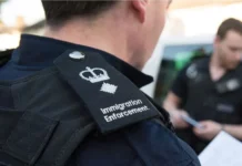 Angli, oficeri shqiptar i emigracionit akuzohet për vjedhje të sendeve me vlerë nga emigrantët