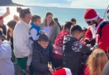 Vitin e kaluar nga uji, këtë vit nga ajri, Babagjyshi surprizon fëmijët në shëtitoren e Himarës